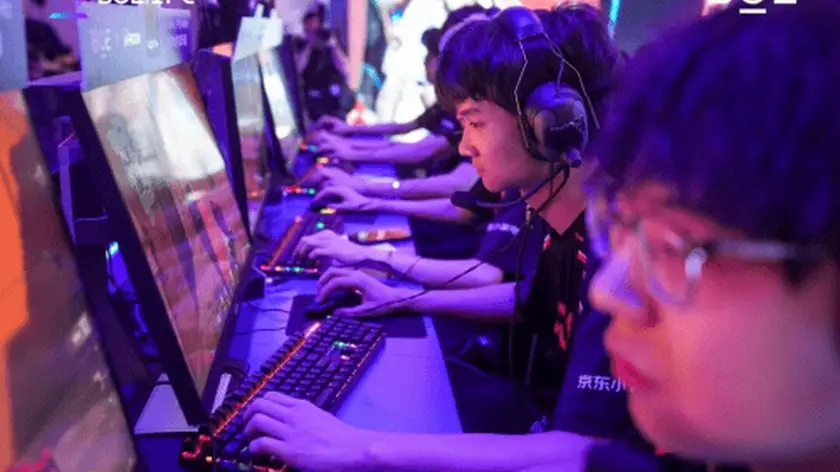 BLG战队S15总决赛首日告捷，TES战队意外失利